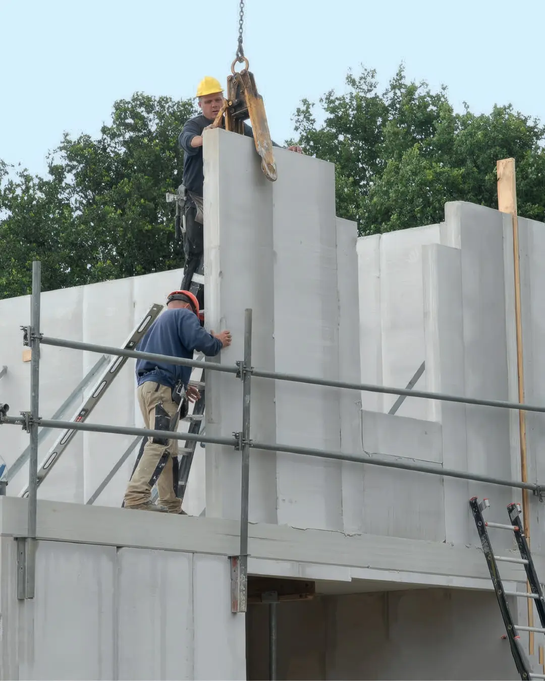 Pose des murs béton cellulaire sur chantier Q-ZEN en Wallonie
