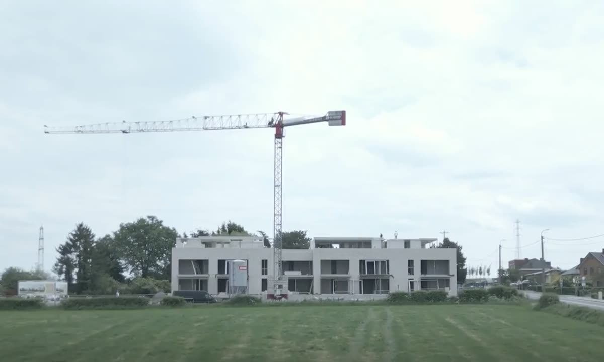Lotissement en cours de construction : plusieurs logements montés en enfilade sur leur parcelle
