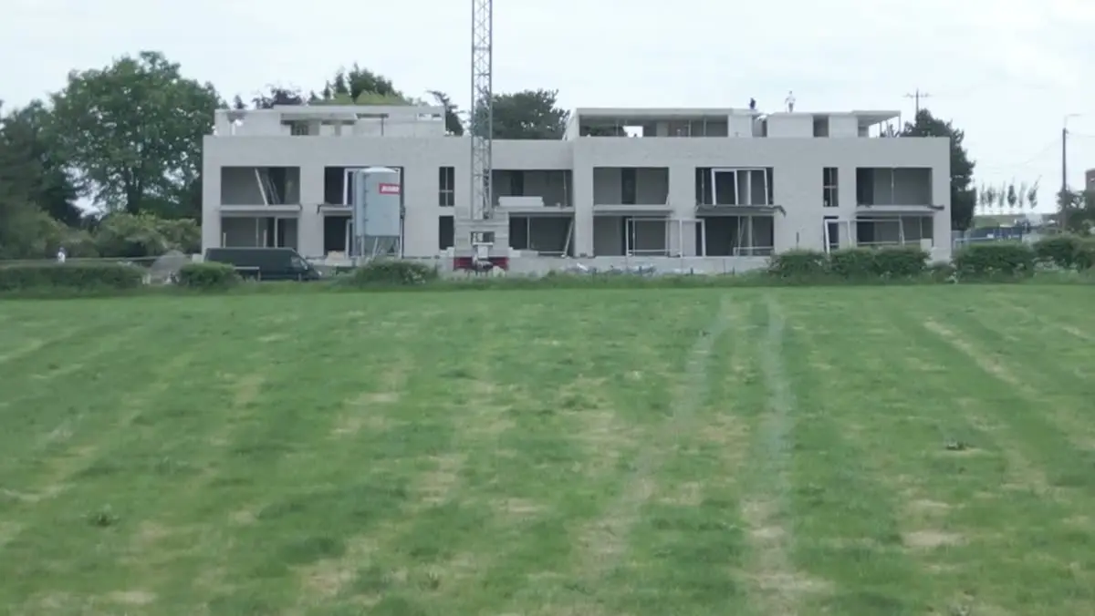 Ensemble résidentiel en béton cellulaire en cours de construction, vu depuis le terrain