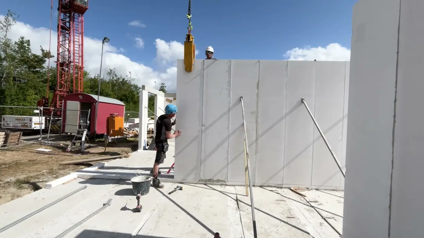 Panneaux porteurs grand format en béton cellulaire posés à la grue sur un chantier Q-ZEN