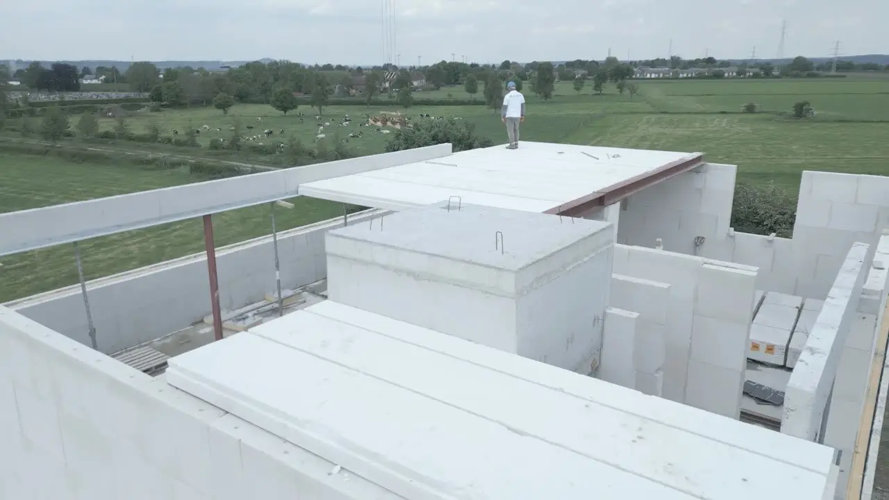 Chantier Q-ZEN : pose des panneaux de béton cellulaire à la grue